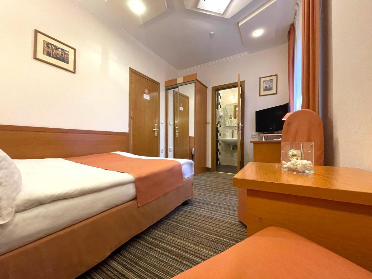 Economy Room In Hotel Eney Lviv Extérieur photo